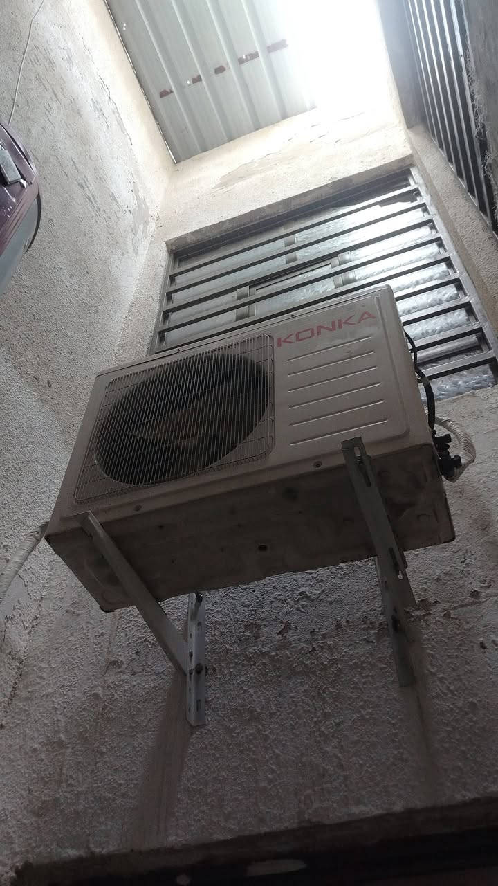 سبلت نظيف جدآ مامفتوح بي برغي نوع كونكا الأصلي للبيع السعر ٣٥٠ الف مع الشد ٤٠٠ مكاني الشعب
والله جديد صار شهرين من اخذته وتبريده ثلج بس احتاجيت بشغلة وراح ابيعه *********** تجي تشوفه وتشغله اذا مو بارد وفانه قوي كروتك علية مرجع
