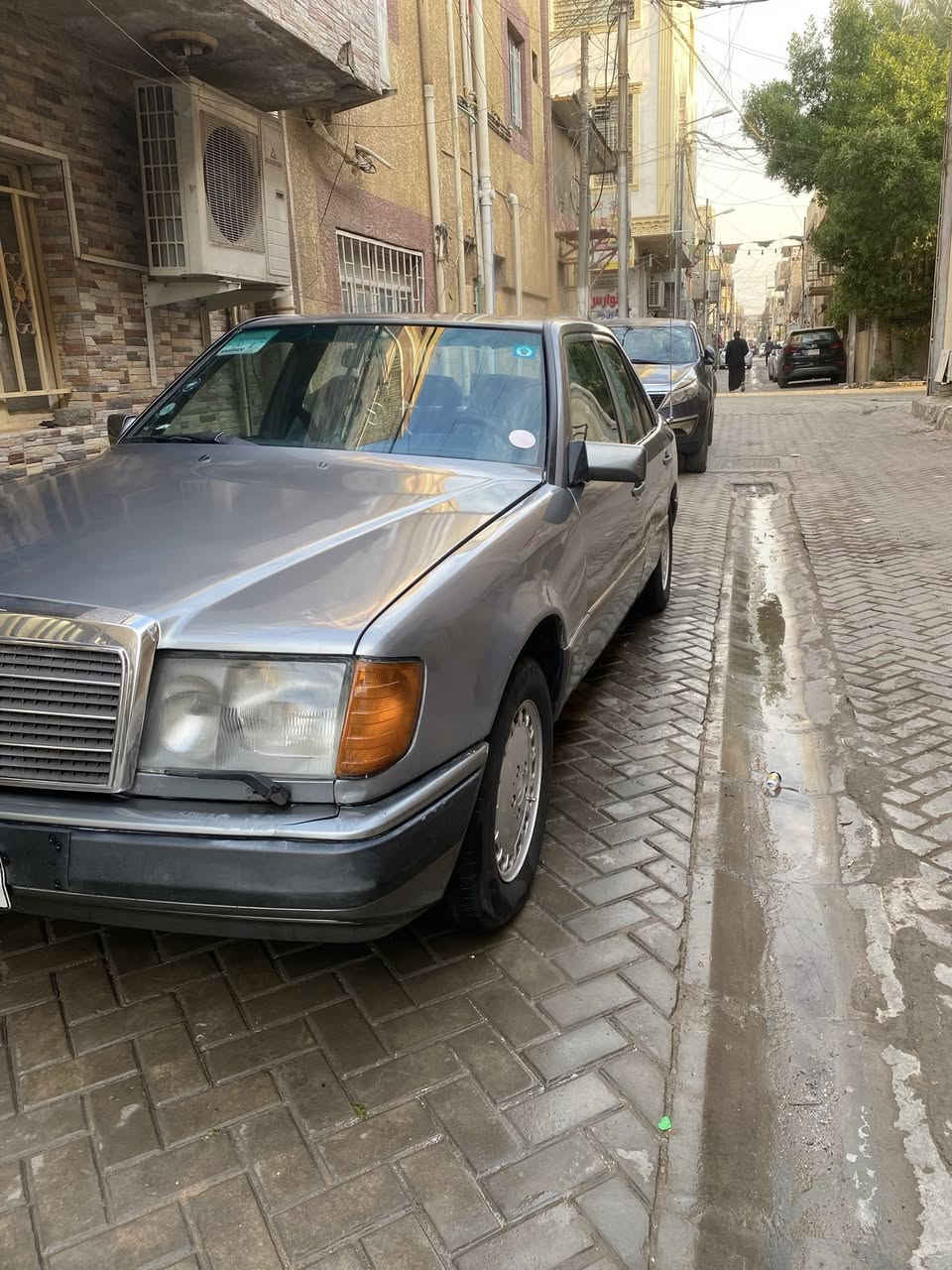 السلام عليكم
مرسيدس دب E300 للبيع
موديل 1988 
صبغ عام جمالية
محرك بلاد عنكبوت قبق اسود 
سلايد طگتين شغال 
رقم بغداد بأسمي تحويل ثاني يوم
سعرها 60 وبيها مجال 
للإستفسار ***********
