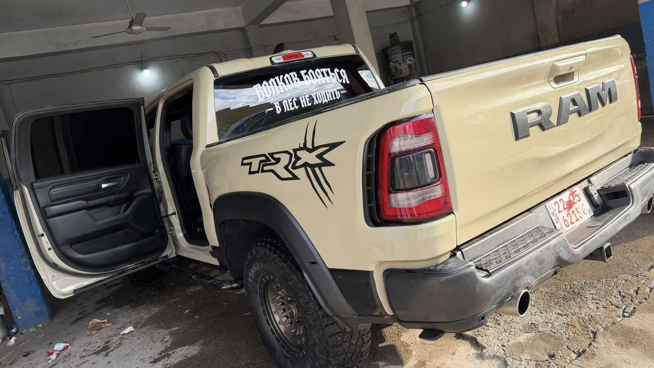 Ram 1500 2023 tradesmen 
محرك هيمي ٥.٧ 
فور ويل 4*4
سياره بدون دواخل بدون شواصي
ارباك پرده طاك و مرجع بيلادي
سياره ماشيه ٣٦.٠٠٠
سياره صبغ عام و تغير لون من ابيض الي بيجي
سعر ٢٥٥$ 
رقم ***********
رقم الشاصي مرفق ويا المنشور

