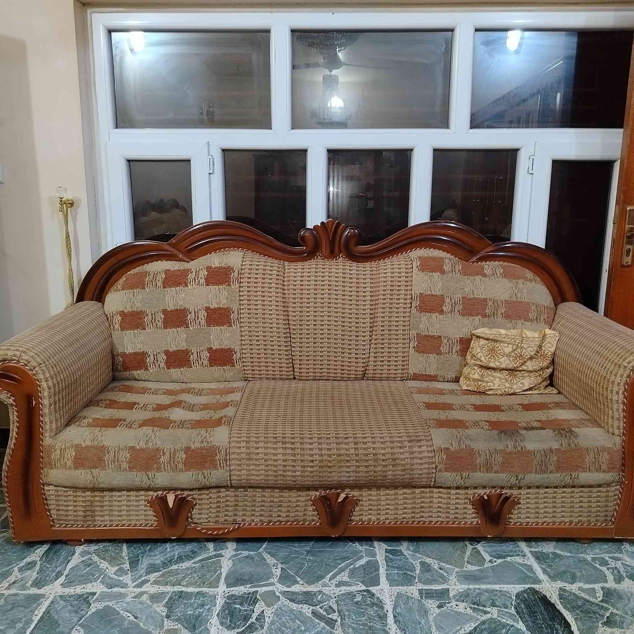 تخم عدد10قطع  مع ثريات ثنين وبراكيتات عدد ثنين
الخاص مفتوح او الاتصال على الرقم ***********
