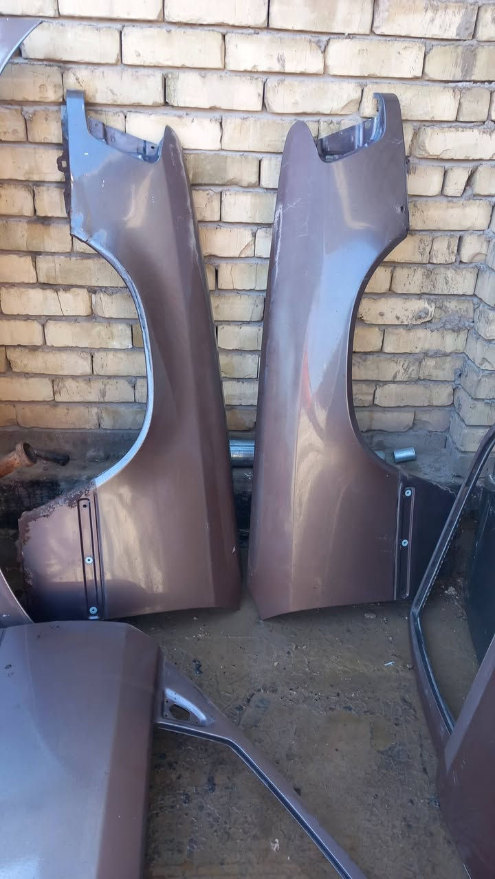 السلام عليكم
أبواب مارسيدس دب مع جملغات 
مع بنيد السعر 200 ألف *********** جامع العبيدي
