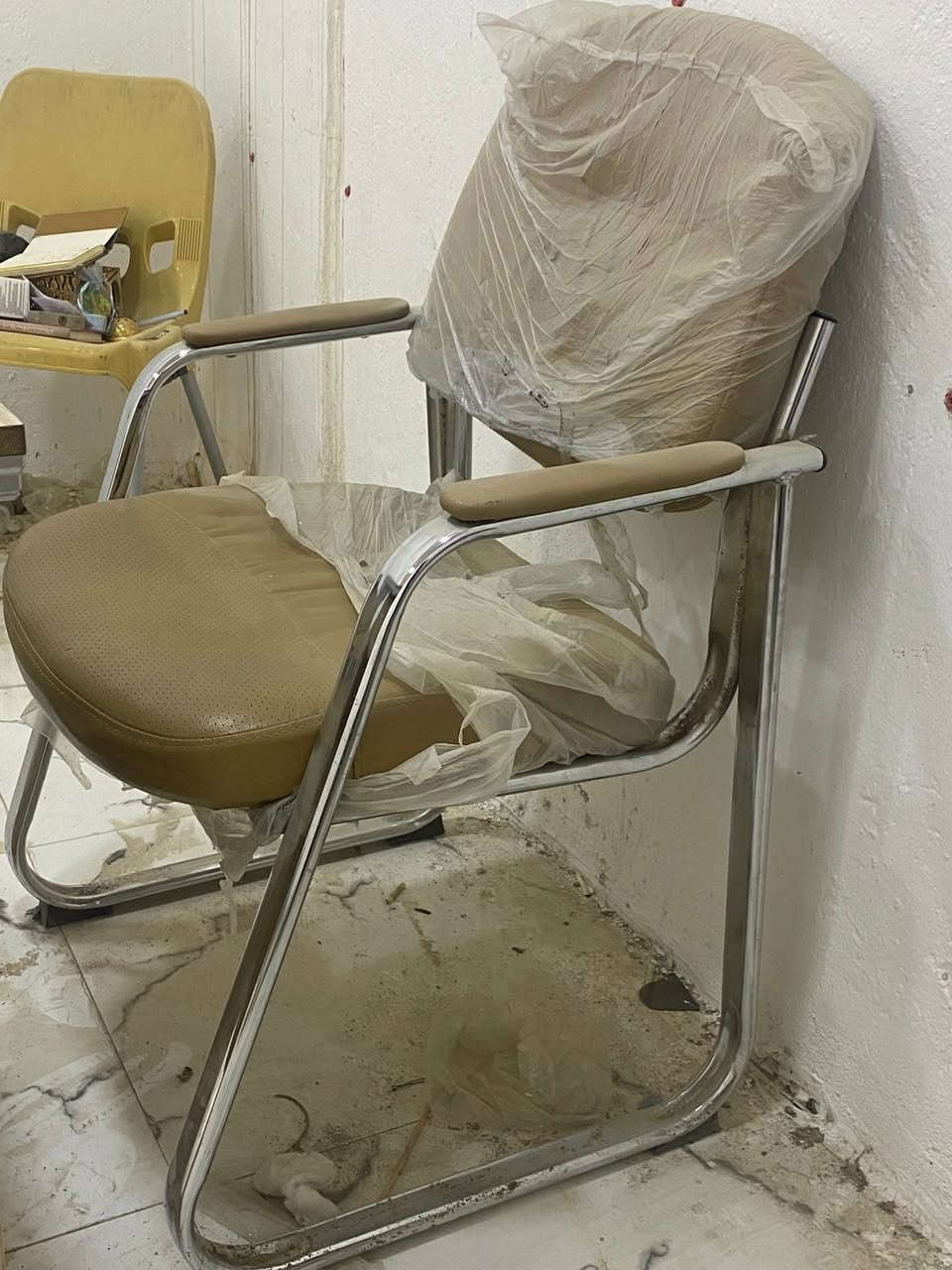 ميز وكرسي جديدات قليل استخدام اريدهم ب١٢٥ وبيهم مجال مكاني البصره ***********
