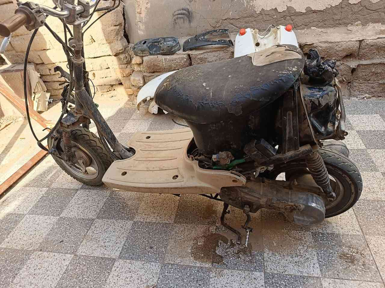 السلام عليكم دراجه مصريه شغاله شغل وطلع توني مجفتها وكابريتر بيها اصليه  ضفيرتها كامله توايرها جدد بريكات اماميه وخلفيه يشتغلن كفراتها كامله فقط نقص بس اللايت ماموجود ابيع كوم حديد سعرها 80 الف وبها مجال قليل روح بيها وين ماجان 
مكاني ناصريه مركز ***********
