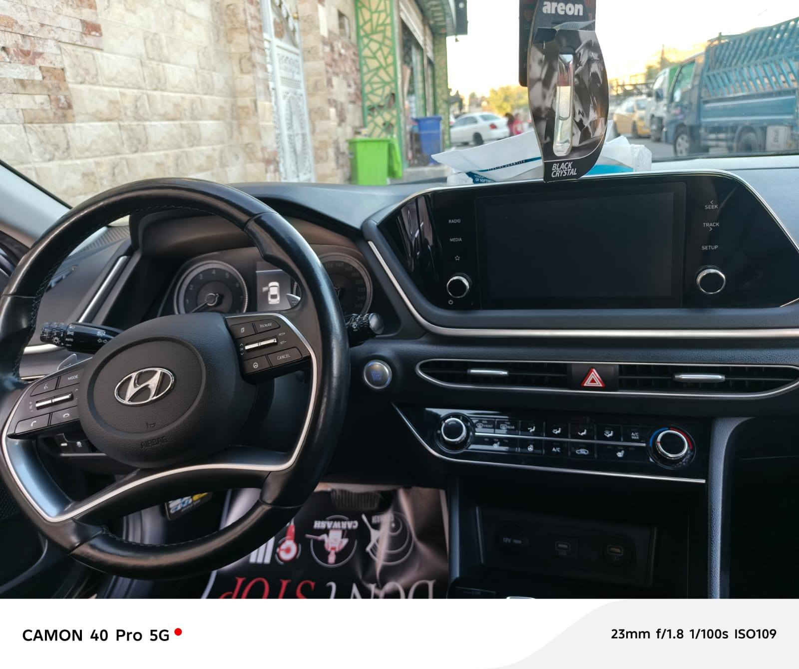 السلام عليكم سوناتا موديل 2022جيديد استعمال قليل السياره وارد كوري نص فول مقاعد هيتر ستيرن هيتر مري شفط السياره احلى من الصور بيها هواي مواصفات سياره حلوه مستعجل على البيع الشراي يتصل ***********
