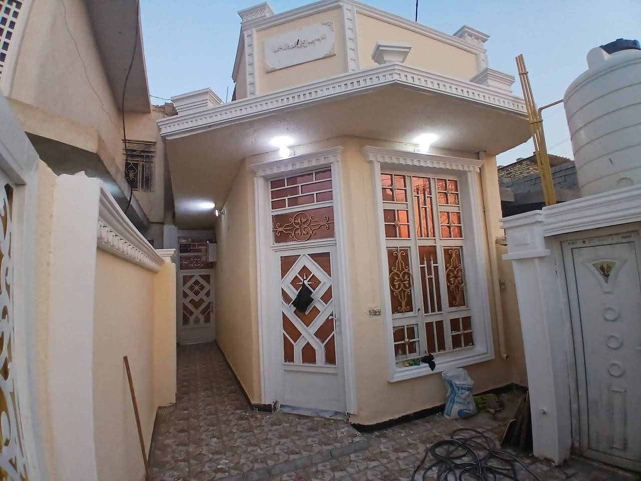 دار للبيع كوت حي الحكيم شارع كاله أو شهيد نزار طابو زراعي سند 25مرقم من قبل البلديه مساحه 100م بناء طابوق يتكون من غرف نوم مطبخ استقبال هول صحيت داخليه وخارجيه السعر المطلوب٣٥ مليون وبيها مجال للشراي الاستفسار مراجعه مكتب دلالية حسن البيضاني ***********نستقبل كافة العروض في حي لحكيم
