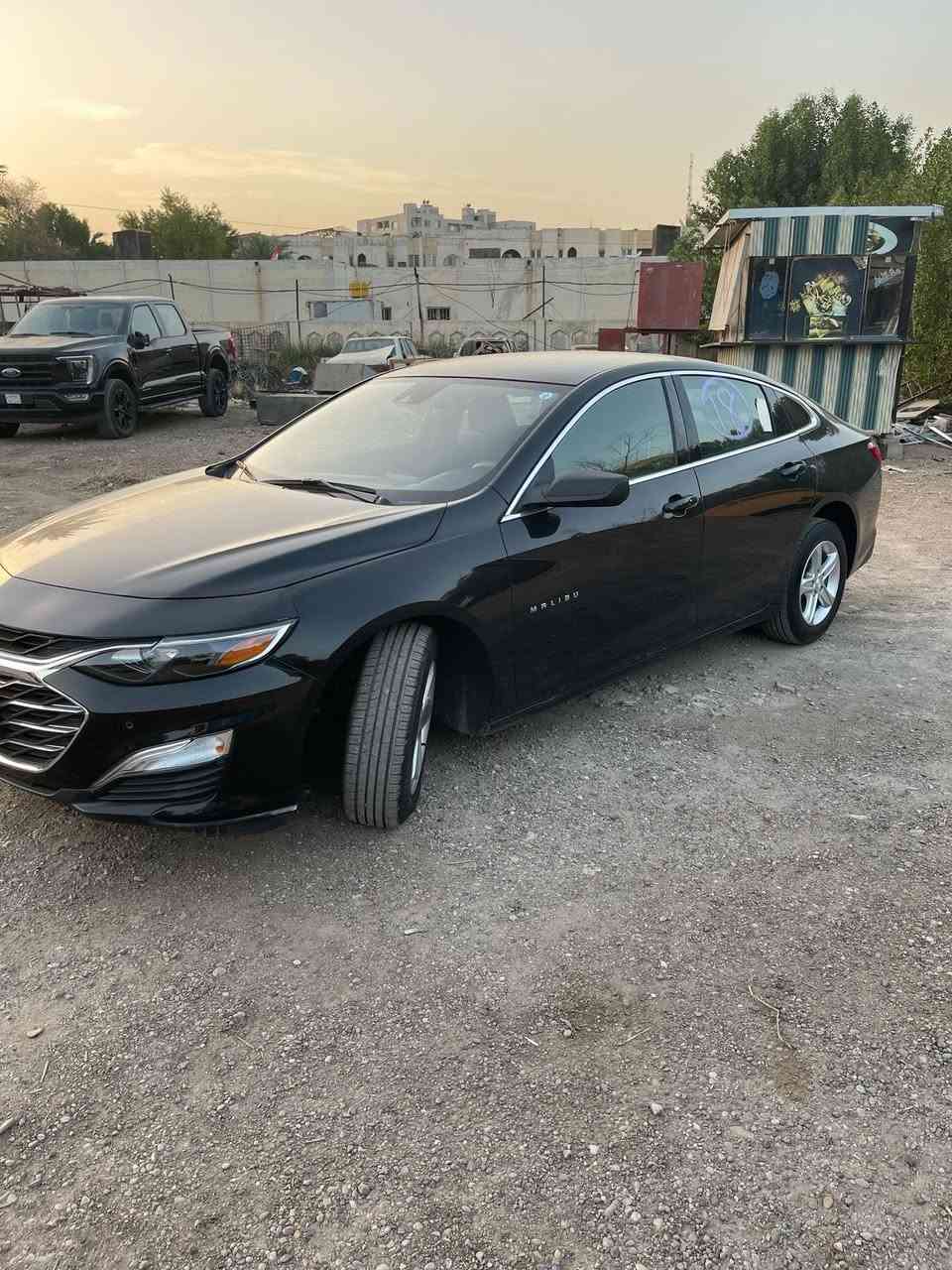 السلام عليكم للبيع ماليبو LS وارد امريكي 2023 حادثها جاملغ وبنيد وباب السايق مسروق بدون شاصي الباب والبنيد مبدلات نفس اللون والجاملغ مصبوغ المراوح والراديترات وغاز التبريد والبوابات كُله على البلاد رقم بغداد حره ماشية 26 الف مشي امريكا السعر 130 $ وبيها مجال  مكان السيارة بغداد السيدية للاستفسار الاتصال على الرقم ***********
