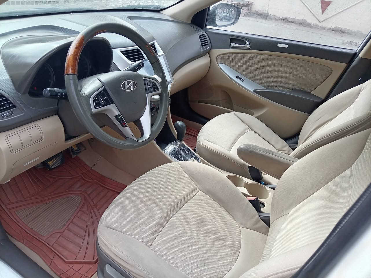 سلام عليكم ورحمة وبركاته اكسنت خليجي للبيع ابلو سياره حلوه وجاهزه مابيه اي نقص مكينه وكير وصدر جدد ورقم ادولي وهزه وسنويه امجدده بسمي كبل تحويل مكاني بغدادم
موديل ٢٠١٤ 
اسعر ١٠٠ وبيه مجال لشراي
رقم الهاتف  ***********
