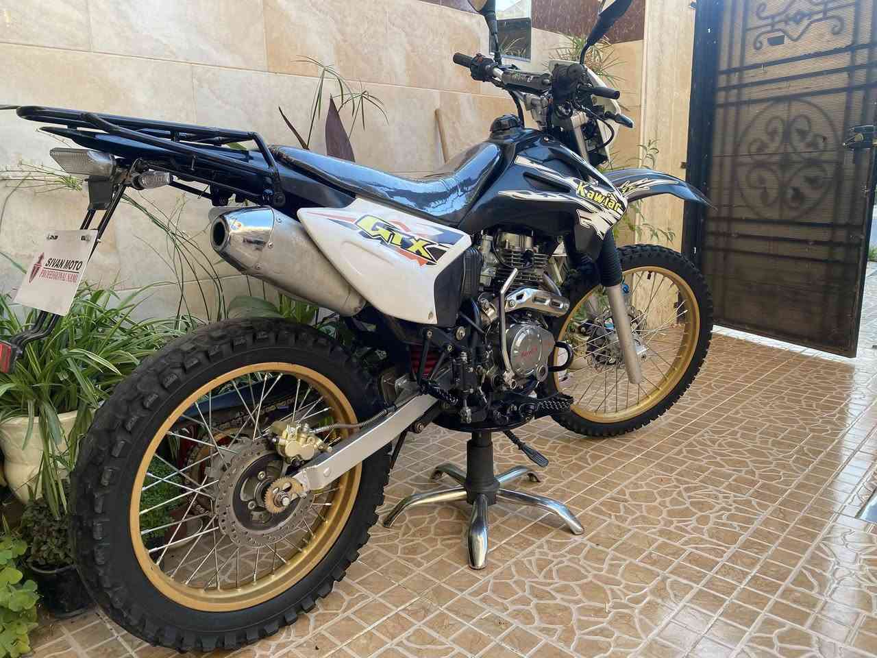 کاویار CC 350 للبيع في أربيل
 للبيع بشرط الكير والمحرك والشاسي سليمين تماماً (بدون أي لحيم أو تعديل على البارد).
 الدبلات ممتازة ومضبوطة.
 الإطارات و البريكات الأمامية والخلفية بحالة ممتازة وجديدة.
 الكهربائيات كلها شغالة وبدون أي نقص.
 المحرك صوته ناعم جداً وممتاز، وبدون أي عيوب أو طقة نهائياً.
السعر المطلوب: 5.5$ أوراق ونصف وبيه مجال أخوية.
انا من أربيل
رقم الهاتف: ***********
