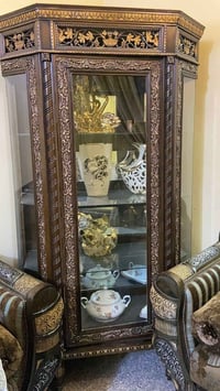 فاترينا مع زوج ثريات للبيع مكانها كرادة اتصال واتساب 07902880871