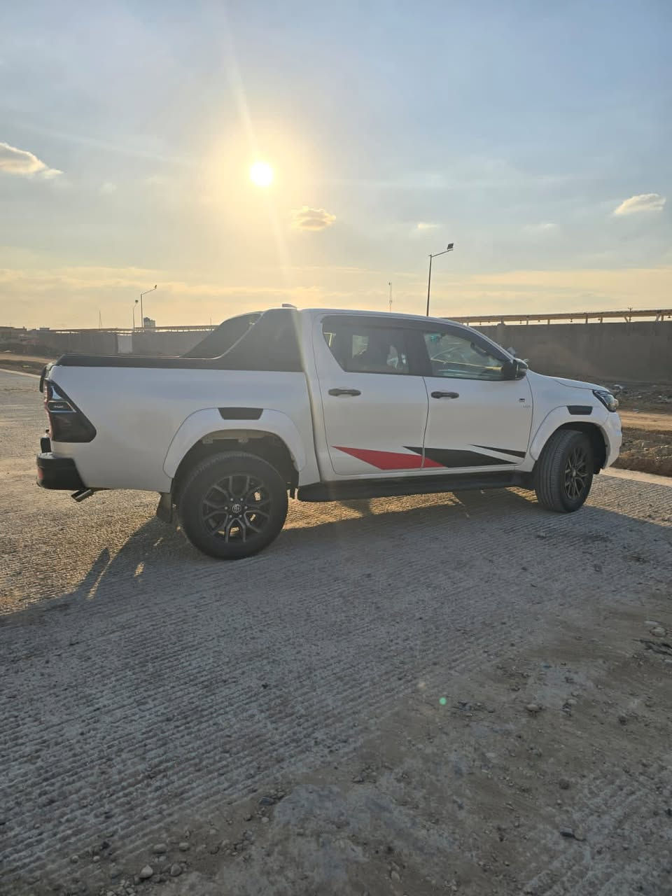 سلام عليكم متوفر بيكم جي آر موديل 2022 مكفوله ماشيه 54 ألف رقم بغداد مميز سياره جديده من تخم تاير من كلشي أتواصل ***********
