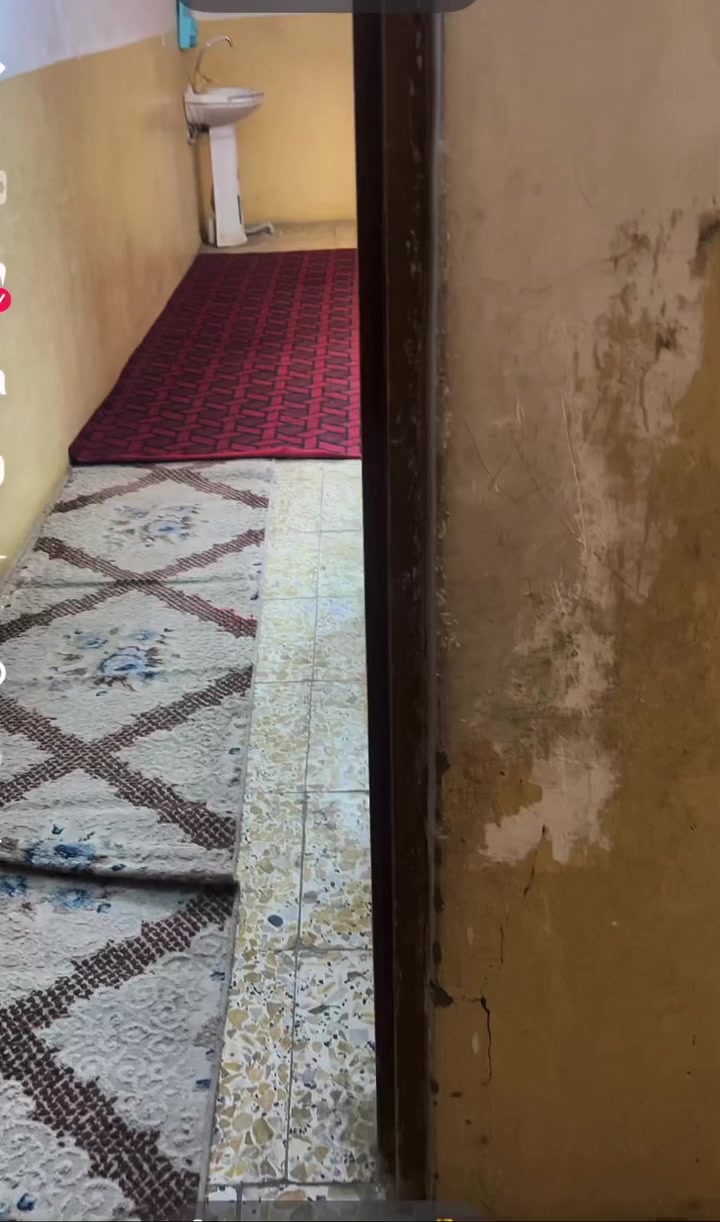 المنطقه حي الإطارات  المساحه ١٠٠ متر البيت طابقين الطابق الاول غرفه نوم وصاله ومطبخ واستقبال وحمام وتواليت    الطابق الثاني غرفه نوم وصاله صغيره وحمام وتواليت. البناء جديد   حمام وتواليت خارجيه.  مجموع الحمامات ٣     السعر ١٥٥   لتفاصيل اكثر الاتصال على ***********
