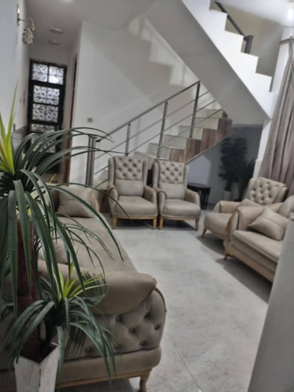 السلام عليكم بيت اللبيع المساحة ١٠٠متر طابو الموقع كاطون الرحمه منطقة ال٩٠٠٠ بناء طابوق يتكون من طابقين وبيتونه الطابق الأول استقبال وصالة ومطبخ وصحيات داخلية وخارجية الطابق الثاني ثلاث غرف نوم وصحيات اي استفسار الإتصال على الرقم ***********
