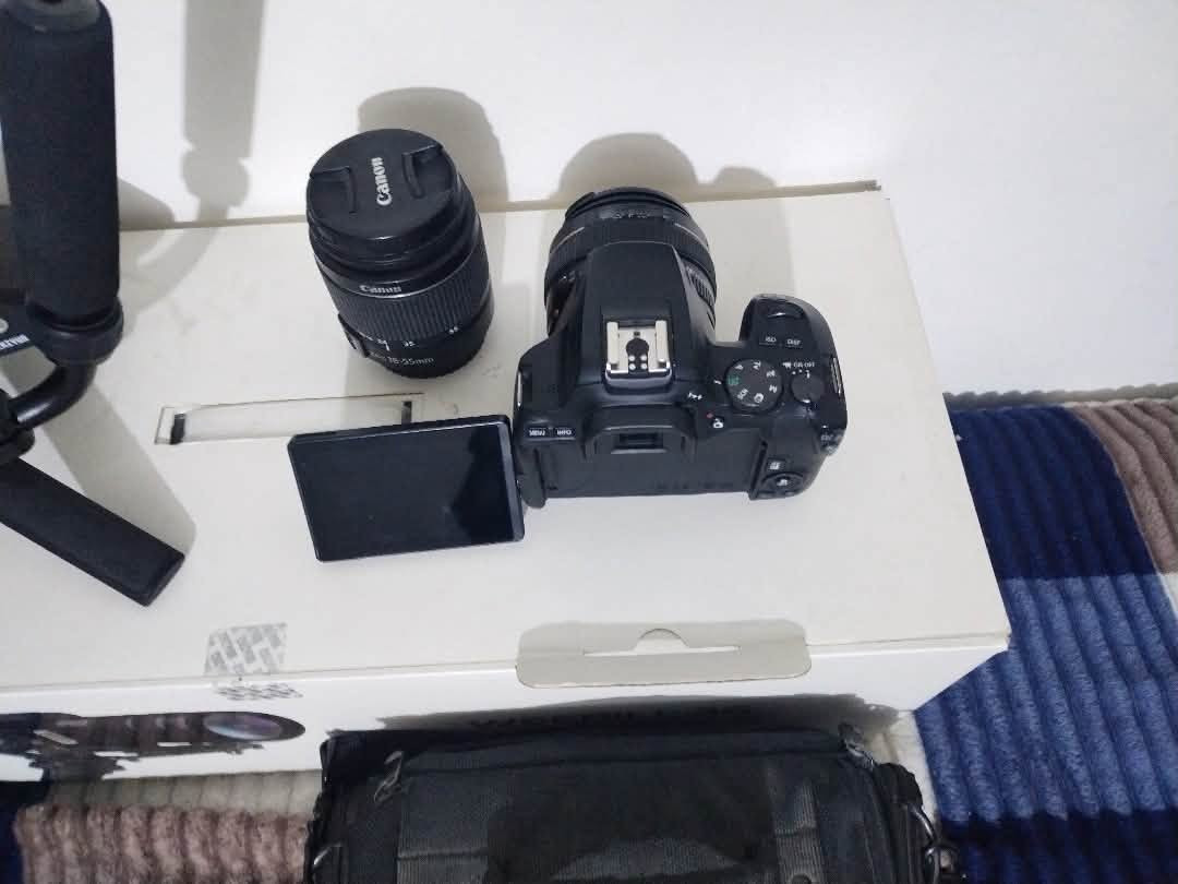 📸 للبيع | Canon D250 + Ronin Gimbal
عدة تصوير متكاملة بحالة ممتازة، مناسبة للتصوير الاحترافي وصناعة المحتوى.
✅ Canon D250 نظافة 90% ✅ عدسة 24-70mm ✅ عدسة 50mm ثابتة (Prime Lens) ✅ Ronin Gimbal (المثبت الظاهر بالصورة) ✅ جميع المعدات تعمل بكفاءة عالية وجاهزة للاستخدام.
🔹 مناسبة للتصوير الفوتوغرافي، الفيديو، الإعلانات، وصناعة المحتوى. 🔹 استخدام شخصي وحالة جيدة جداً. 🔹 لا تحتاج أي صيانة.
📍 الموقع: [بغداد]  📩 للاستفسار والمفاوضة على الرقم الاتي :***********
