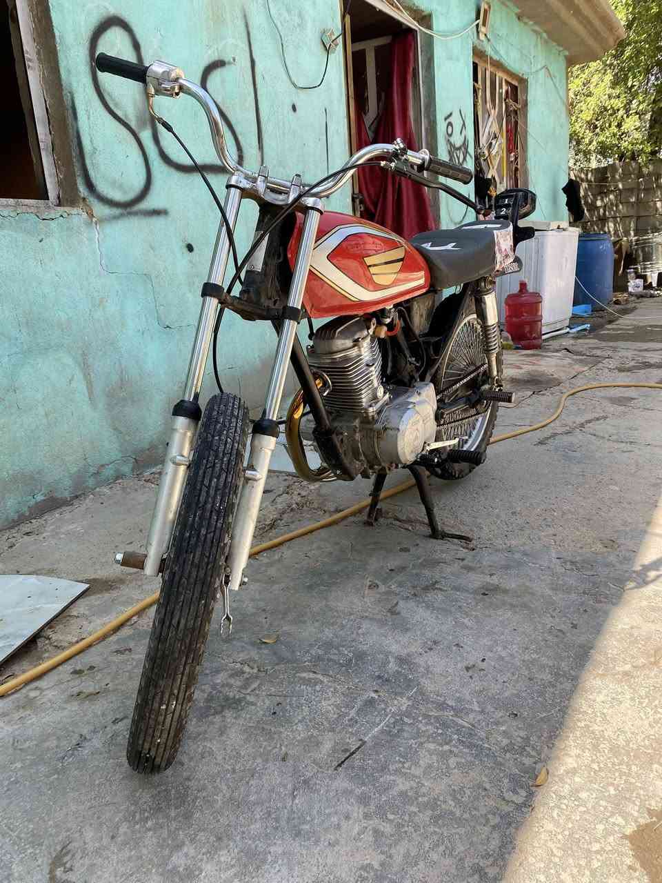 البيع دراجه حلوه مرتبه نقصها بس عقل جيب وشغل بكانها بسمايه سعرها ب٣٠٠ بيها مجال هاذه رقمي ***********
