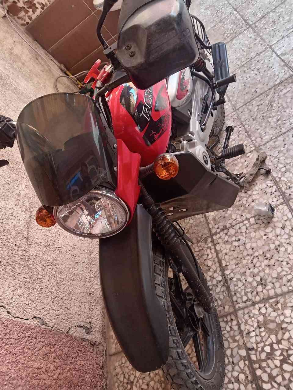 السلام عليكم دراجة بوكسر للبيع موديل 23 نظيفة وحلوه وخير من الله مكفوله من المكينه والكير السعر مليون و650 قفل أوراق اصوليه كاملة بس اتروح اترقم العنوان بغداد الخطيب رقم الهاتف *********** متواجد واتساب
