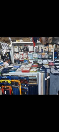 جنبر حديد للبيع واجهه ٢ متر نزال ١ متر  يرهم كل شي ملابس احذيه وغيرها ...