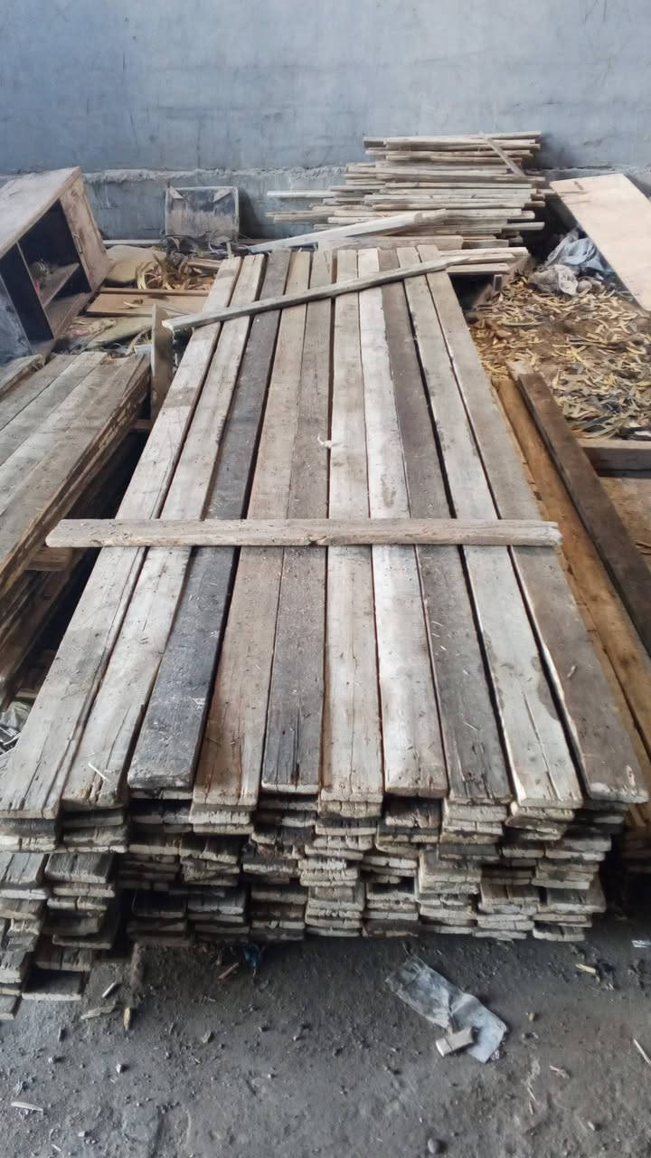 بلاويد روسي درجة اولى العرض50 الطول 240 ستندر سعر القطعه 15الف  الكرامة قرب المشاتل  خلف مشتل الريحان
لوح روسي 4 متر سعر المكعب 350 الف
لوح مقاصير من1 الى2متر سعر المكعب 250 الف
عصايب50و60و70 سم سعر المكعب 200 الف
بنج مستعمل سعر 75 الف

***********
***********
