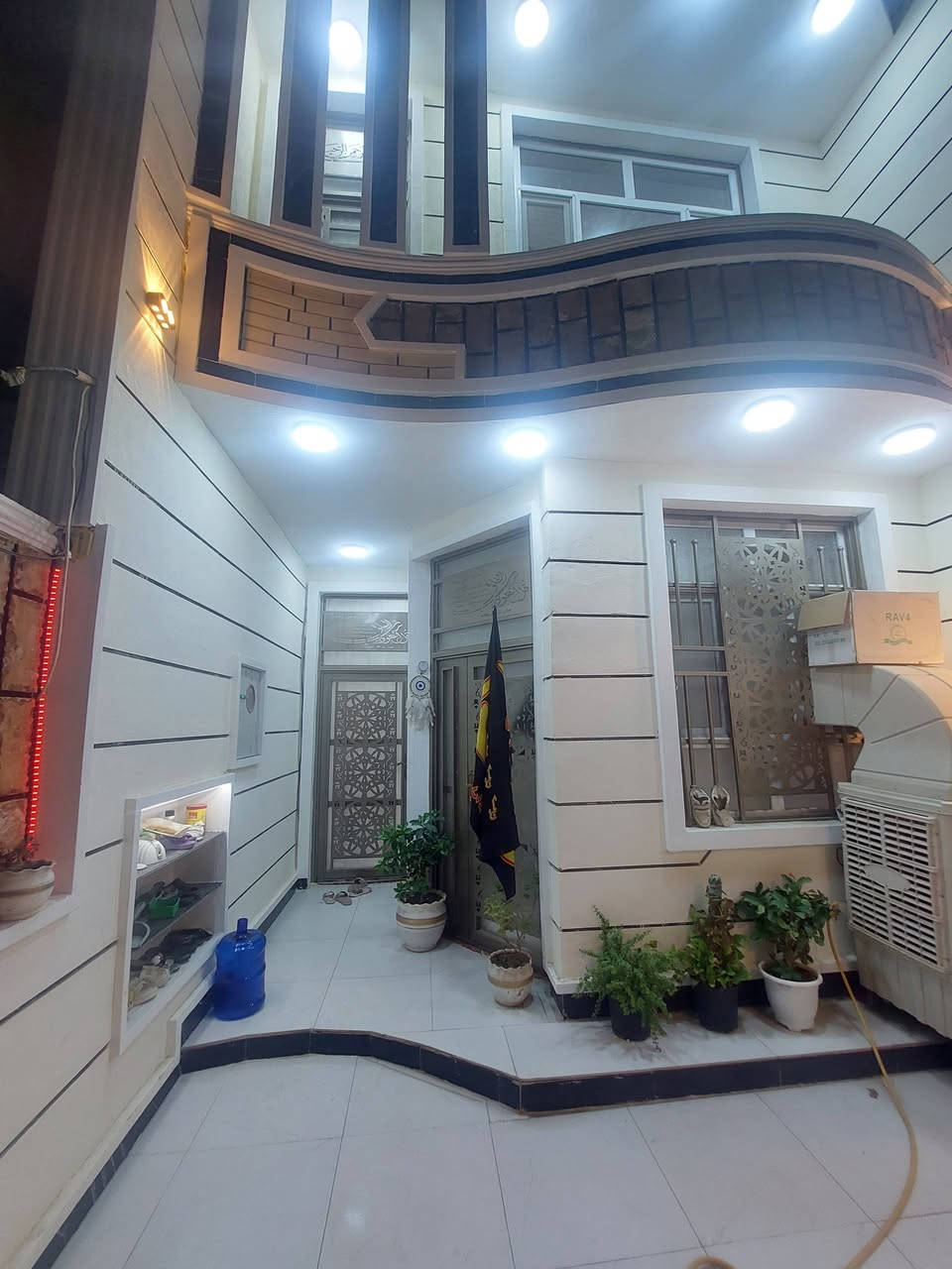 السلام عليكم بيت للبيع عقد17مساحه112 طابقين طابوق بناء درجه اوله3 غرف نوم وصاله وستقبال مجمع كامل خدمات ماء مجاري كهرباء تبليط بملحق الغدير قرب الحولي الجديد ***********
