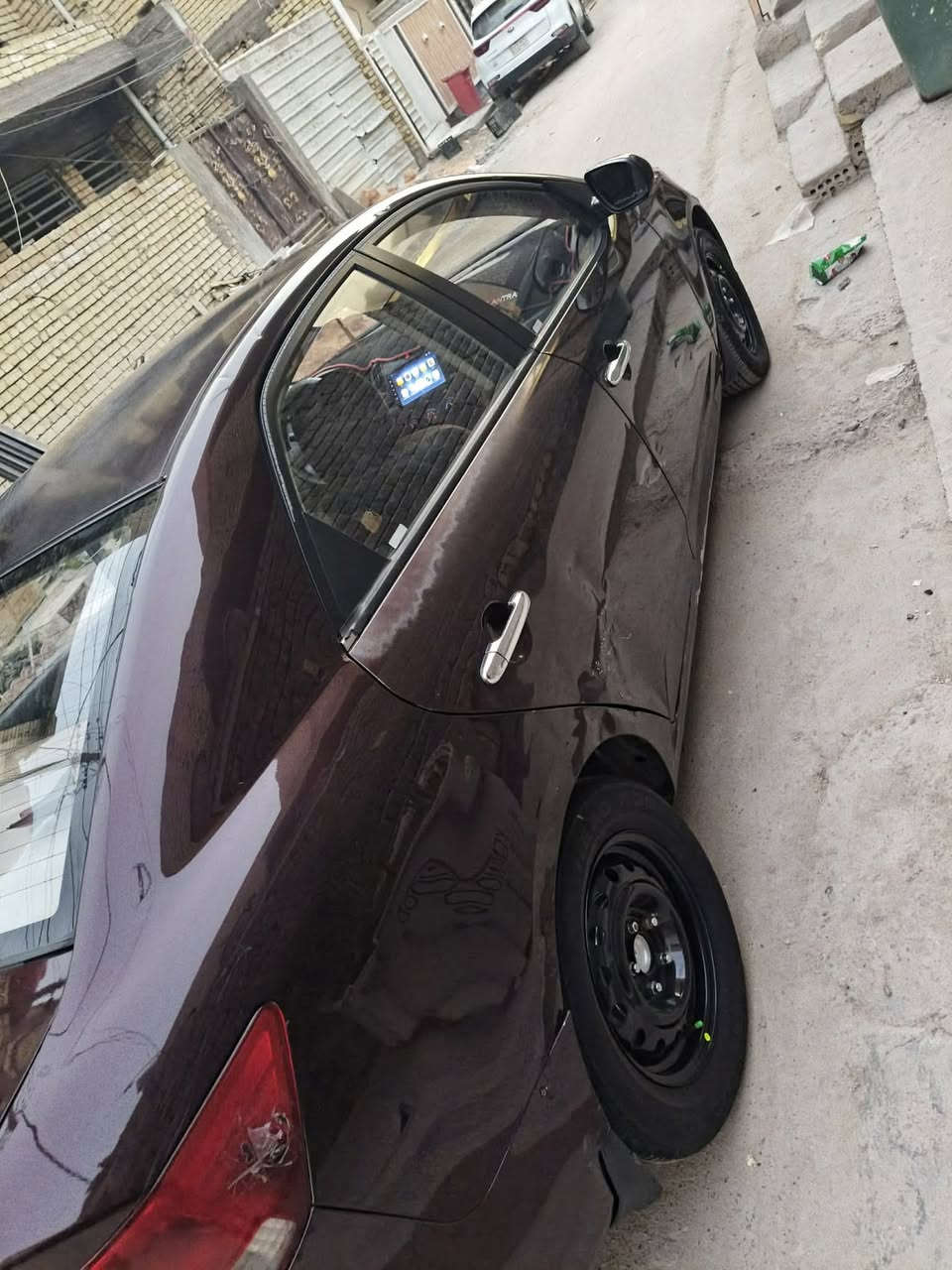 يالله سلام عليكم للبيع كيا سيراتو
وارد خليجي . 1600 
موديل 2012
كير خير من الله كل نقص مابي/ محرك جديد قبل فترا شاده حاويه/ تبريد كفااله
محرك جديد 🏅
تبريد ثللج 🧊
شاشـه تااب اصليه ✅
مدوشمه كشنات جلد + تخم تايرات جدد .
حادثه فقط الي موضحه بالباب 
وبيها سونار موجود مرفق مع الصور
سياره مابيها اي صبغ ولا ضربه قويه بأسمي ورقم إنكليزي تحويل ثاني يوم 
كهربائيات ڱڵـه. شغاله وبلااد 🫲
رقم بغداد 
غرامات مصفره ✔️ سنويته لـ 2029
مكاني بغداد الغزاليه  ⚠️ 
السعر 92 وبيها مجال 
للأتصال ***********
