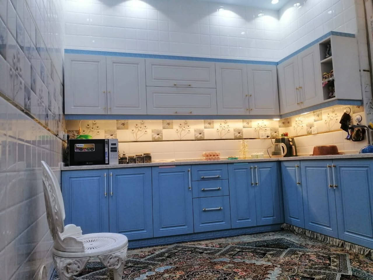 سلام عليكم بيت جديد مساحه 109 متر ثلاث طوابق خمس غرف نوم بناء درجه اولى وحديث مكانه خلف مول الحارث ع صوب گراج الأحياء كهرباء طوارئ مستمره سعر 370 صار سنه ونص كمل بناء *********** /***********
