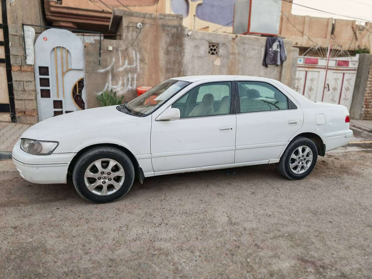 كامري 2001
رقم بابل انكليزي مشروع وطني يتحول بأي محافظة أني حولته بمحافظتي
السنوية جديدة لل2029 بأسمي تحويل ثاني يوم

بيها صبغ بس مو كلها اقل من الحزام
 بس ابيع عام السيارة صارلها24سنة بالشارع
شواصي ولغود وتكم كلهن سليمات نصبتها حداديتها خير من الله

تبريد مابيها الفان جديد والدفع مالته كلش قوي
ما اعرف شنو نقصه.
وللأمانة بيها مشكلة ماجاي أعرفها شنو  الرون يهاوز ومرات تطفي ع السلولي لذلك عليت الرون (بالبگ و بالدي يعني بالتحريكه فقط) 

أما كمشي خير من الله

صارت عليه ب78 أبيعها انقص منها فلوس محرك حتى اليجي لايكول ماداريتني وماكتلي

مكانها صلاح الدين قضاء بلد
***********
