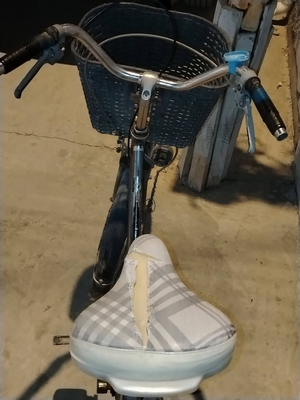 بايسكل للبيع
بي سله وضوه طاقه متجدده
كامل بدون نقص
السعر 65 الف وبي مجال للشراي
رقم الهاتف:***********
