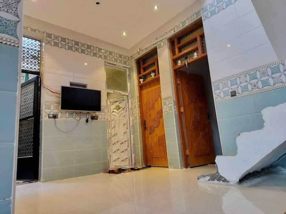 بيت للبيع حي طارق القديم خلف معمل الغاز السعر 85قفل.م125.م ***********
