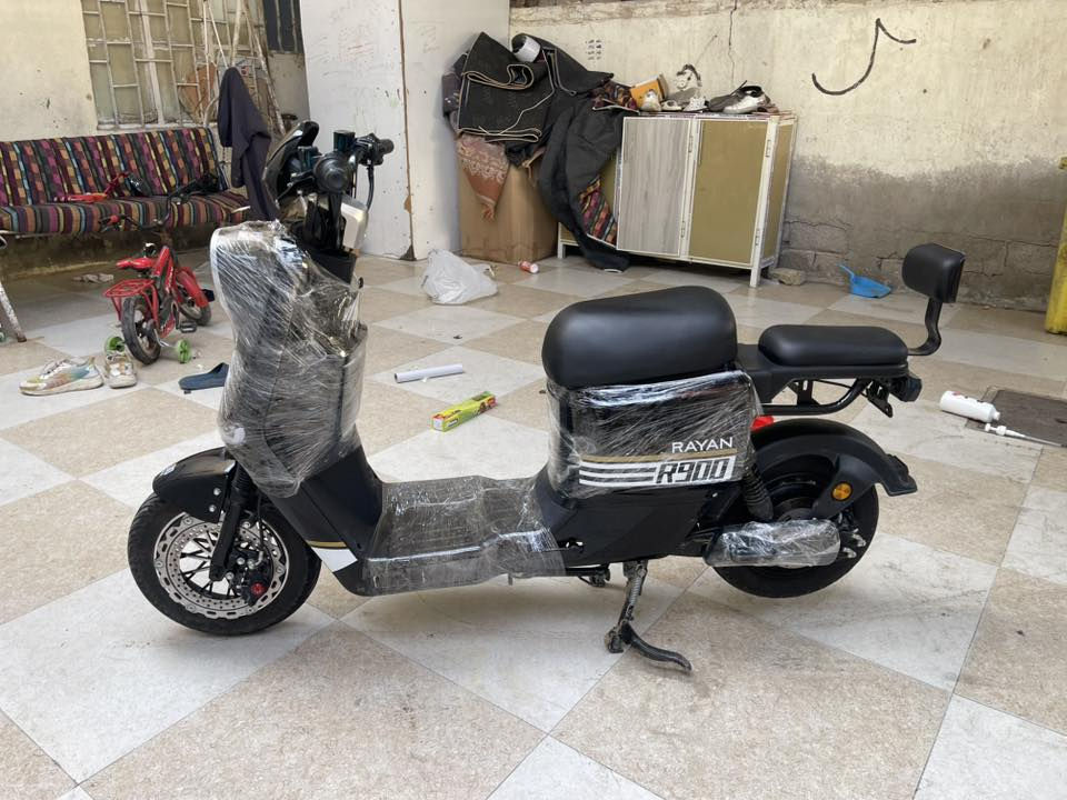السلام عليكم دراجه شحن R900 مديل 2026 للبيع استخدام شهر ماشيه بس 620كيلو عنواني البصره حيانيه رقمي *********** شغال بس واتساب السعر خاص
