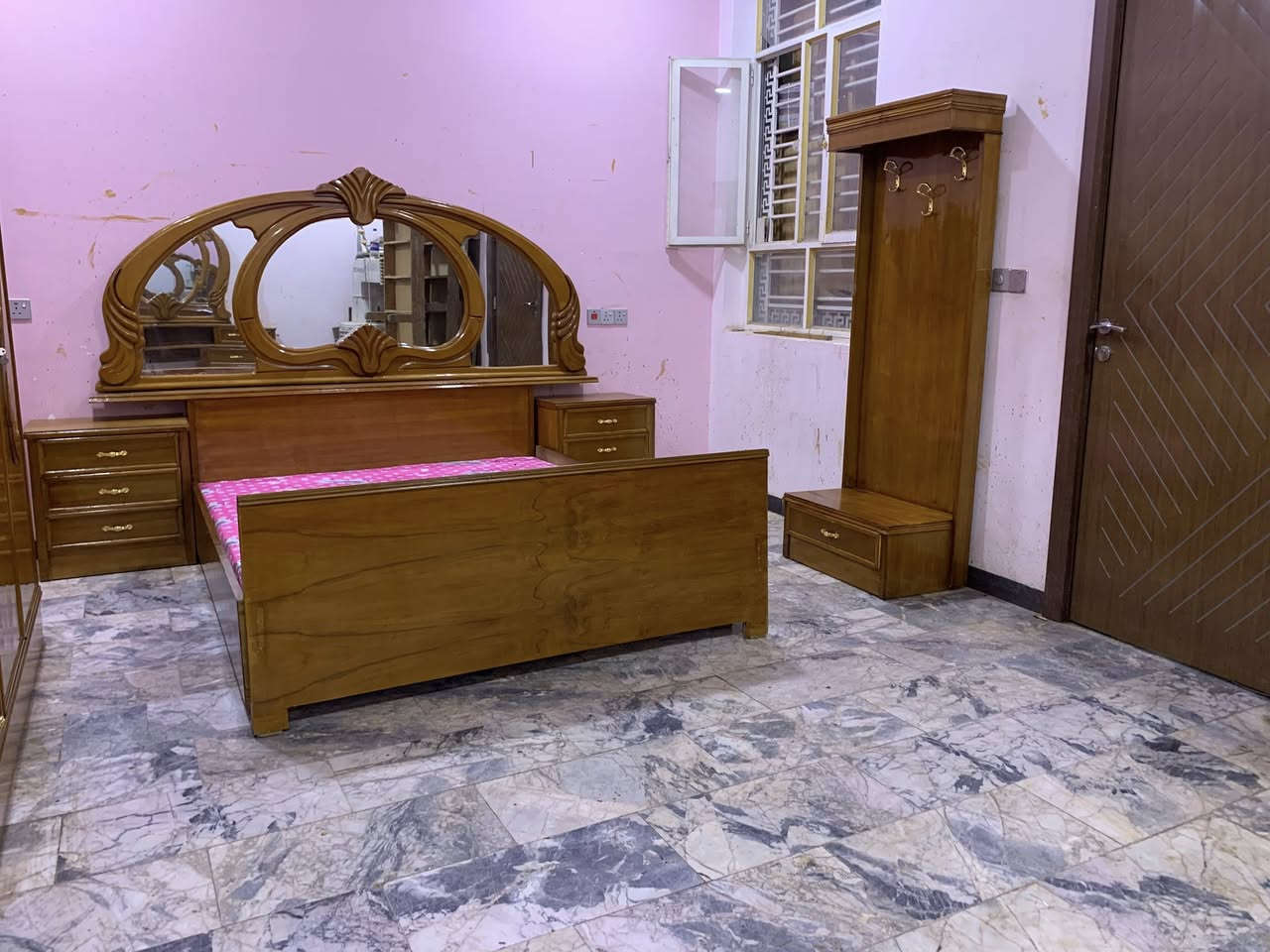 اترخص من مدير محترم الغرفه سته ملحق صاج تفصال درجه اولى والله حتى ضهر جرجوبه داخل وخارج صاج نضيفه جدا نضافتهه 100‎%‎ تخت جربايه صاج بلوك الغرفه منصوبه مره واحده فقط السعر الغرفه 700 رقم هاتف *********** بغداد مكلفه بالنشر اتصال عل رقم فقط السبب البيع انتقال الى مكان اصغر ملاحظه تحتوي عل قاصه سريه ايضا
