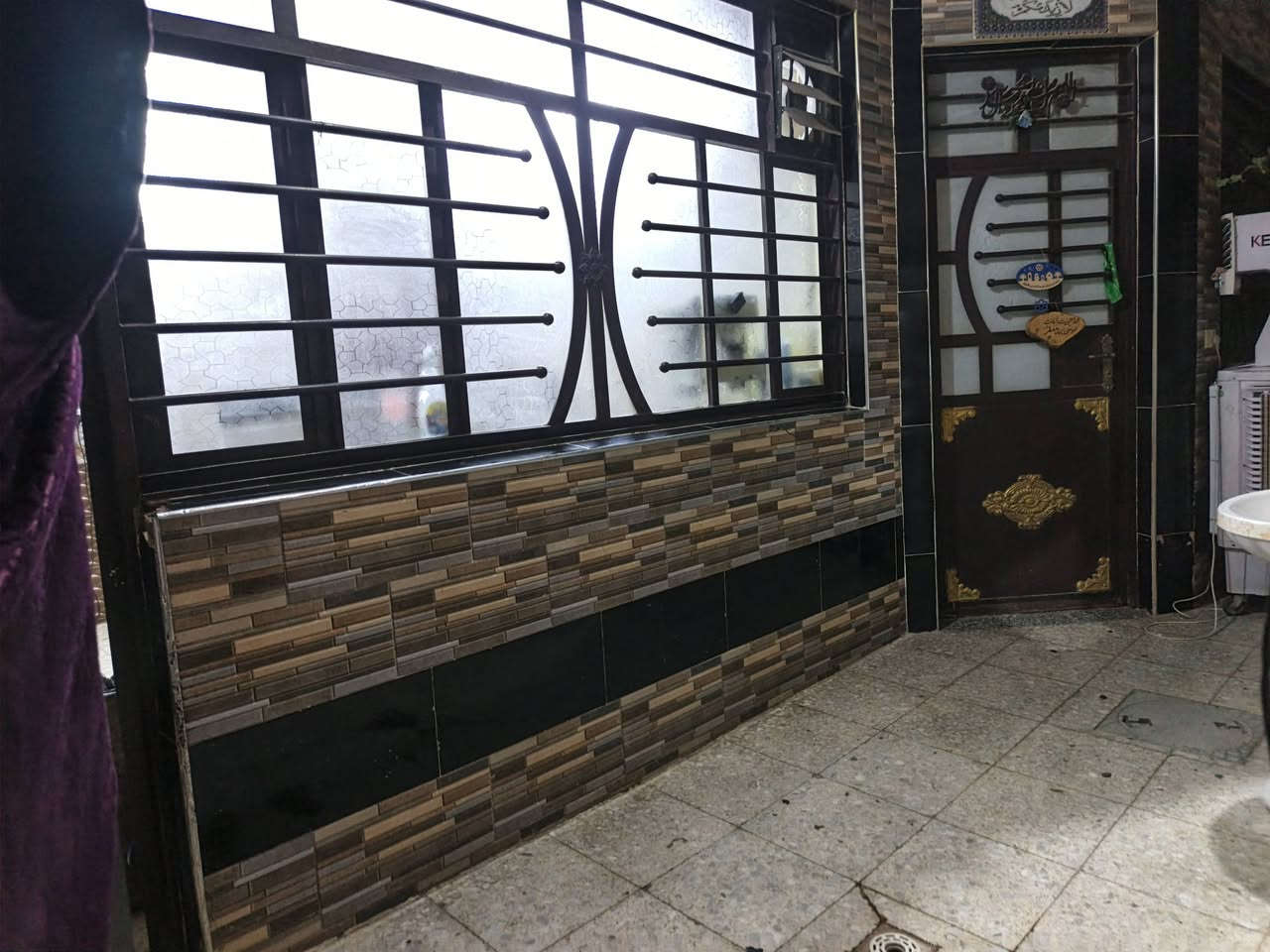 السلام عليكم بيت ركن داخل الفرع 100 متر مربع  الطابق الارضي يحتوي على استقبال+ مطبخ+ غرفه نوم+ حولي +صحيات داخليه+ خارجيه ///
الطابق الثاني يحتوي على ثلاث غرف نوم +صحيات سعر 117 بي مجال بسيط ***********
