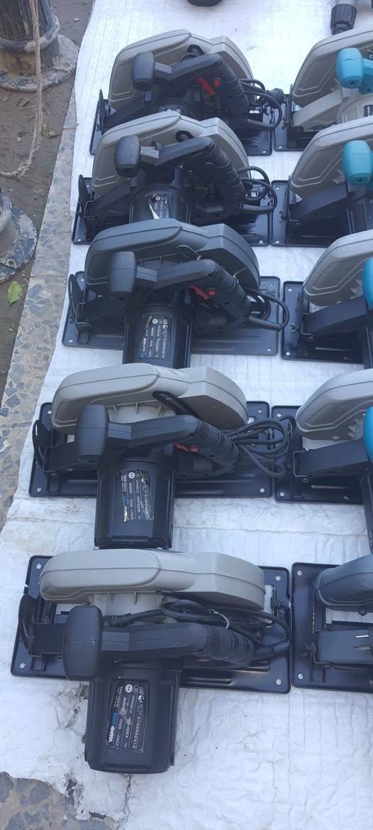 كترات حجم ١٠ انج بضاعه باله استراليا اصلي جديد غير مستعمل بدون كارتون موجود كميه للبيع ١٠ قطعه فقط للإستفسار الاتصال على الرقم *********** او على الخاص سعر المفرد ٧٥ الف والجملة كلهن شلع على الخاص
