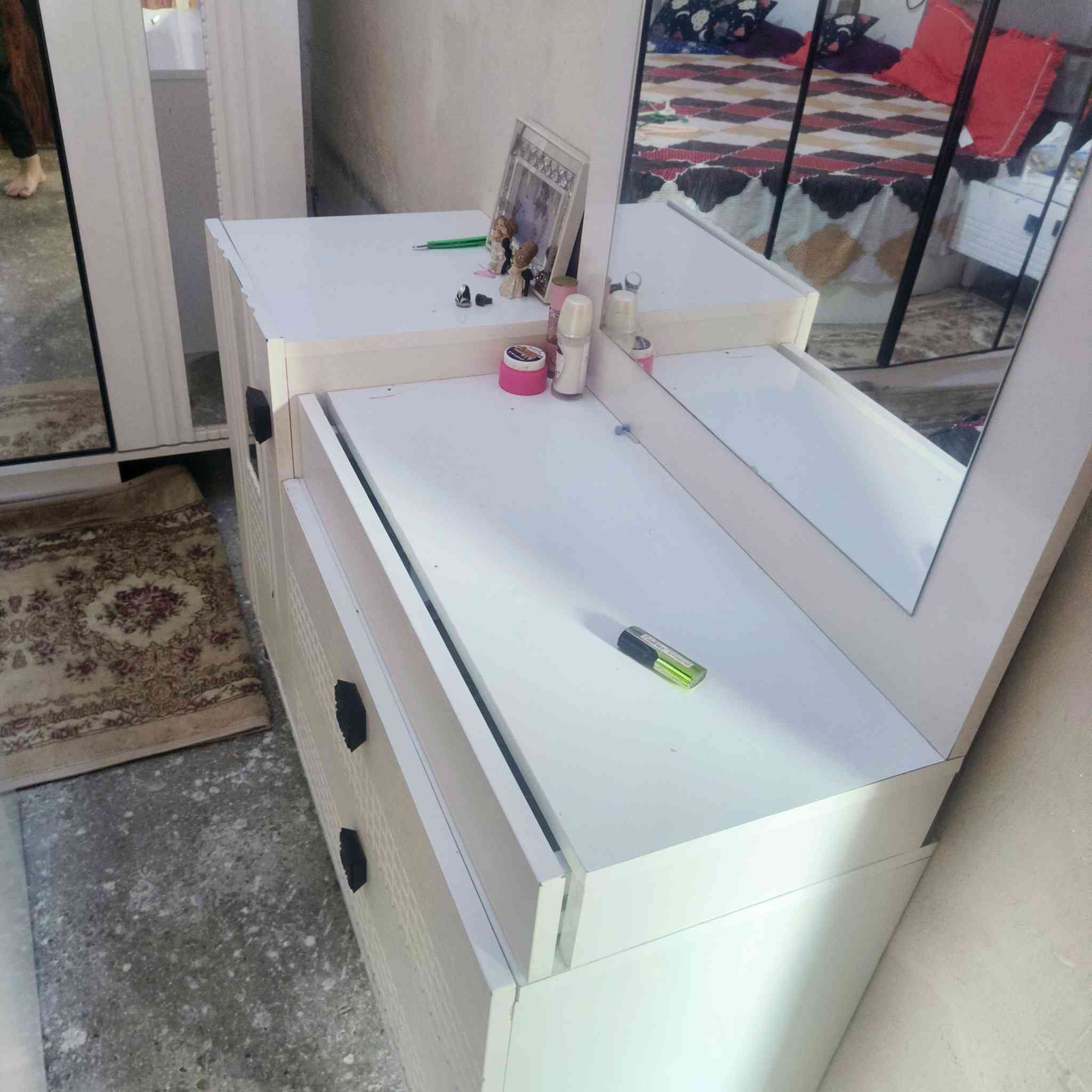 غراض بيت للبيع  مكاني تبادل تجاري
***********
غرفه ٧٠٠
طباخ ١٢٠
عربانه ٧٥
الوفن ٥٠
كاونتر ٣ قطع ٢٠٠
