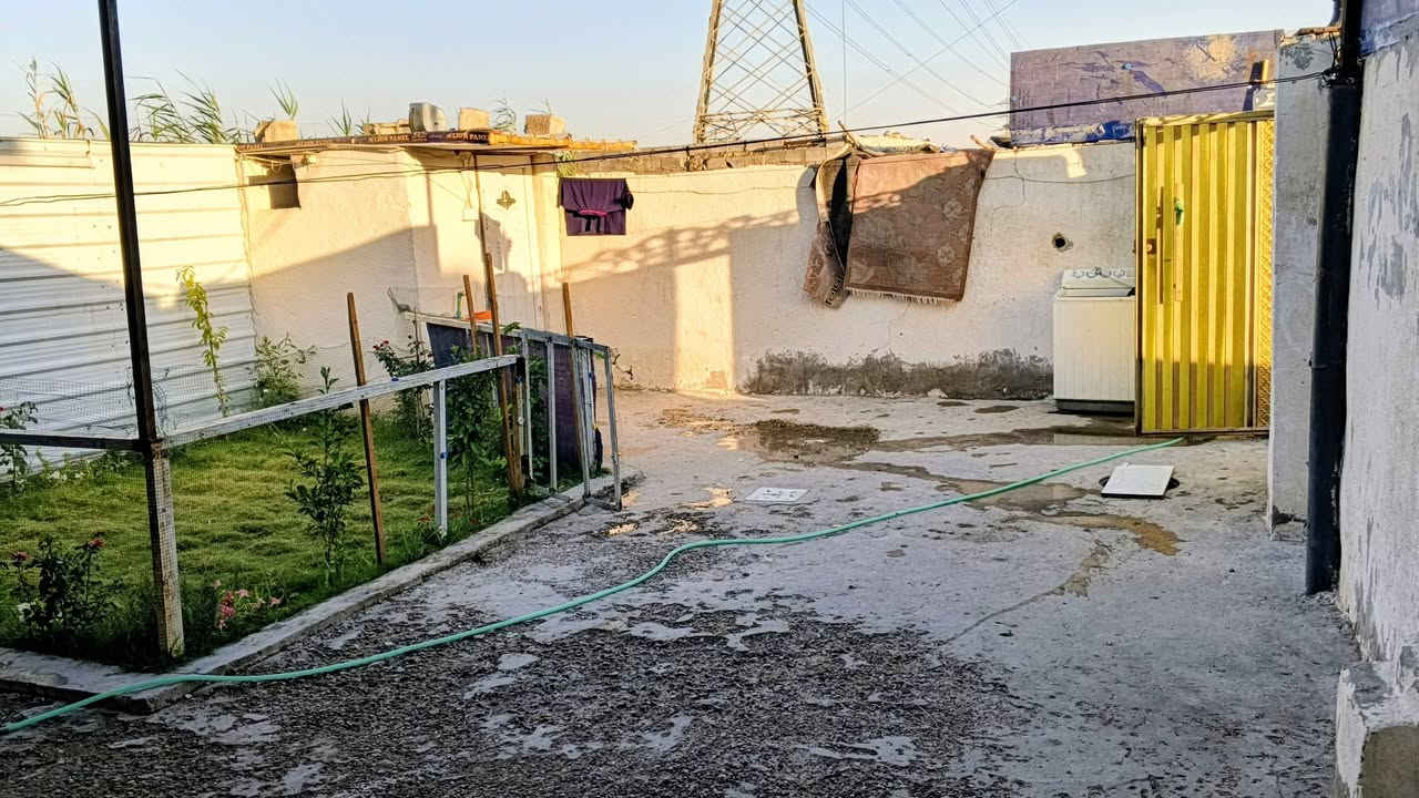 سلام عليكم دار للبيع في منطقة الاصلاح خلف حسينية الرسول الاكرم المساحة 140 متر يحتوي على هول ومطبخ وغرفة وحمام وكراج وحديقة ***********
