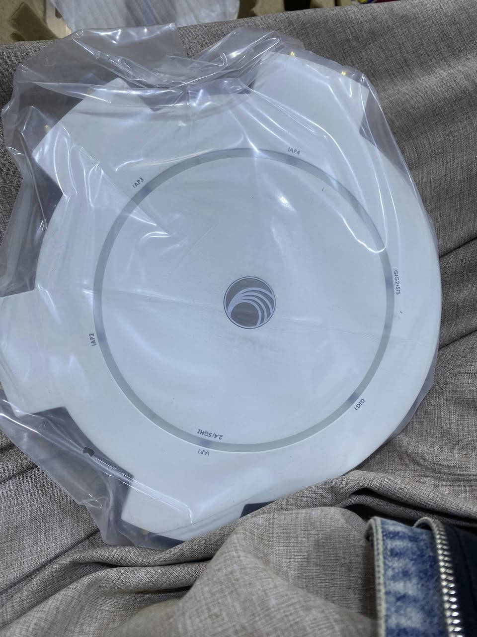 جهاز  Cambium Networks Xirrus XA4-240 Wi-Fi Access Point. هذا الجهاز مصمم لتوفير اتصال لاسلكي عالي الأداء في البيئات الكبيرة والمزدحمة مثل المطارات وقاعات المؤتمرات والملاعب. 
الميزات والمواصفات الرئيسية
النوع: نقطة وصول (Access Point) داخلية عالية الكثافة.
النطاقات اللاسلكية: تدعم نطاقي التردد 2.4


**إذا كنت صاحب هذا الإعلان وتريد حذفه لأي سبب، رجاءا أرسل رسالة إلى الدعم الفني**