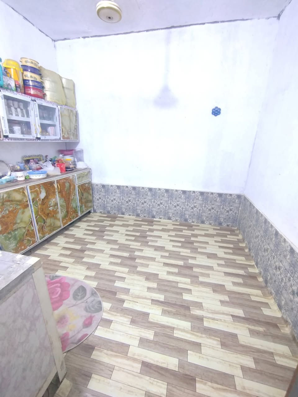 دار لبيع زرعي مساحه 100العكر البيت ركن ماء كهرباء مجاري عرض الشارع 20مرتب غرف عدد3صاله مطبخ السعر 47وبي مجال ركن على شارعين العكر الغربي  وراه المنصوريه البيت مراتب هاتف *********** والاستفسار
