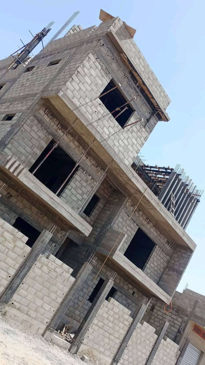 بناء هيكل درجة اولى طابوق مساحه 200 متر بسعر 45 مليون
بناء هيكل درجه اولى بلوك مساحه 200 متر بسعر 35 مليون 
 تفاصيل العمل 

ث نقوم بعمل الأساس تسليح الجسور بالحديد  درجه اولى ١٦ ملم وثم نقوم بعمل القالب الخشب وصب الأساس بالاسمنت المقاوم للاملاح

ارتفاع الأساس ٤٠ سم والعرض 80سم كذلك رش الأساس بالماء Ro‏ ج- نقوم ببناء البتلو بطابوك العماره طيب مع الوزن والقياسات وصب الكوبلن ولبخ وصبغ بماده البرايمر مانع رطوبة والاملاح وبعدها دفن

دفن لبتلو بلسبيس  مع رش الماء المستمر ح البناء فوق البتلو مع تثبيت اطارات الخشب وفريم الحديد خ نقوم بعمل الرباط القالب وتسليح الإيراني ۱۲ ملم وصب بالاسمنت العادي

د البناء فوق رباط حتى يكون ارتفاع البيت من الداخل ٣,٥٠م

نقوم بعمل القالب سقف مع تأسيس شبكه الكهربائية وتسليح بالحديد  درجه اولی ۱۲ ملم + جسور مخفيه عندا الحاجه + درج دائري

صب بالخباطه وبعدها رش بالماء لمده اربعه ايام

ر بناء ستاره بارتفاع 1/60وصب كوبلن فوق ستاره وبناء بيتونه مع تسليح وصب السقف

ز بناء الجدران الخارجية والحمام الخارجي والخزينة رئيسية وصب دنك لباب الرئيسي ***********متوفر واتساب
