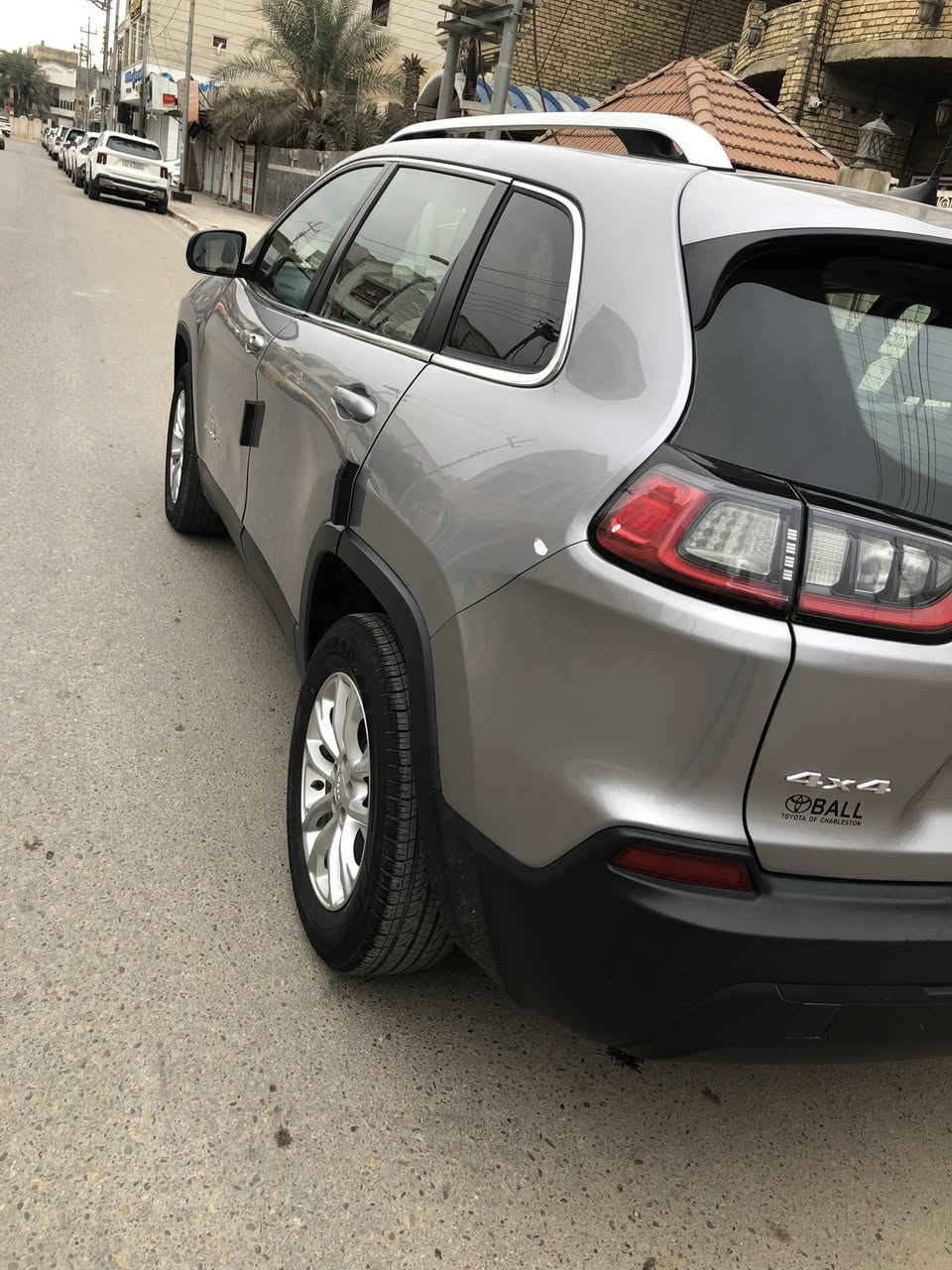 بيع مستعجل جيب بزوني لاتثيود فور ويل يعني دفع رباعي موديل ٢٠١٩ باسمي ماشيه ٨٥ باسمي سنويه ورقم جديد حادثها موضح بالصوره امامكم حادث قطعتين صبغ فقط بنيد وجاملغ سايق وصورناها هم موضح بالصوره امامكم محرك ٢٤٠٠ يعني ٤سلندر سياره كامله مكمله وجاهزه والسعر فقط ب١٢٦$ورقه وبيها مجال بسيط جدا مكان السياره موجود بالعماره محافظه ميسان اللي يحب يراسل اويخابر عالرقم *********** كلشي واضح كدامكم بالمنشور صونار ايضا وحتى كلوب سيرفس طافي بيها اقرا منشور كلش زين قبل لا تخابر وايضا يرهم مراوس بسياره كوينكس
