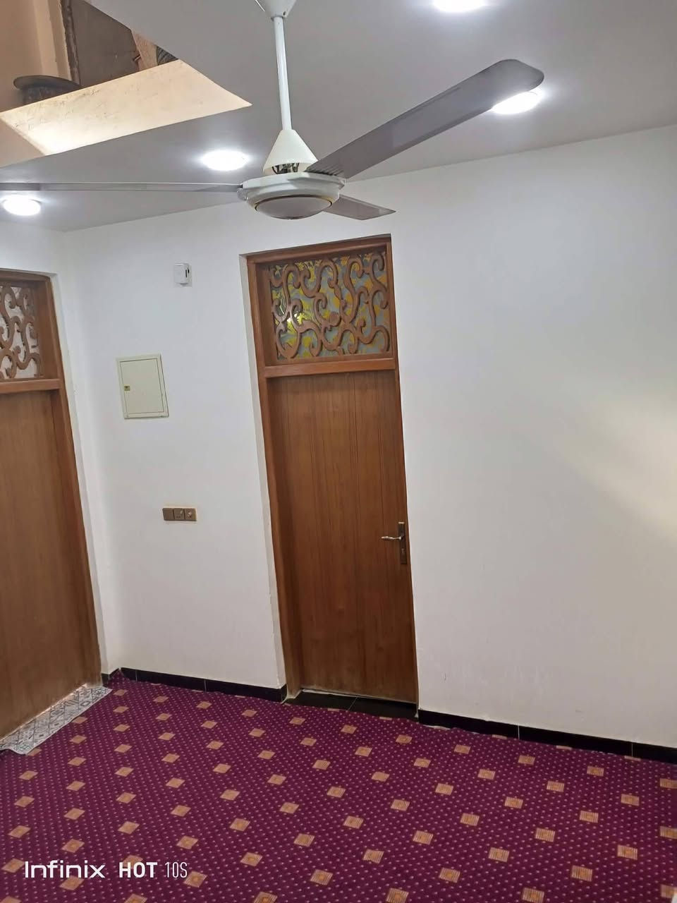 مكلف بل نشر بيت لبيع ١٠٠مربعه بحي الوحده قرب مدرسة الغصون المتوسطه كامل الخدمات يحتوي على طارمه براني صاله صحيات داخلية وخارجية ومنور سقف كونكريت واساس كونكريت سطح شتايكر غرفة لا ينباع لا مبادره ولا دين بناء جديد سنه ٢٠٢٤ /هاذا رقمي للتواصل مع على رقم غير متواجد على فيس ***********بيع مستعجل
