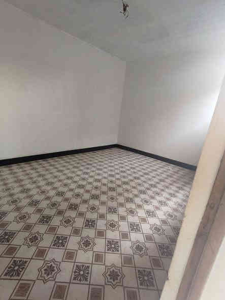 السلام عليكم.      بيت 200 متر.   بل سديناويه ابشارع المستوصف.    3غرف.    اوصاله وستقبال. اومطبخ اوحمامات.    سعر مناسب 55 اوبي مجال.      
          ***********
