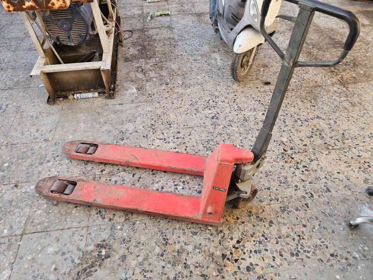 سلام عليكم    لسعر   ٢٠٠ الف

للبيع جك عربانه حجم 2500 اثنين طن ونص 
مستخدم شي قليل 
العنوان كراده مجمع مشن شارع جاك عبود الاستفسار اتصل 
***********
***********
