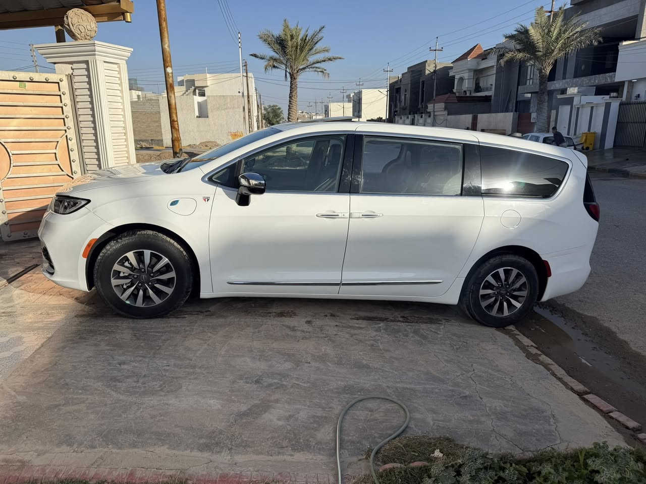 السلام عليكم باسفيكا موديل 2023 هايبرد وبلك ان السياره فول مواصفات اعلى فئة بصمه تشغيل عن بعد بانوراما كشن حارد وبارد ستيرن تدفئة شاشه كببره كشنات كهرباء البوب كهرباء وهواي مواصفات ضررها فقط البنيد بدون دواخل  السياره جديده كلش رقم بغداد بااسمي صور الضرر موجوده بالمنشور 
السعر ب243$وببها مجال 
رقم الهاتف ***********
