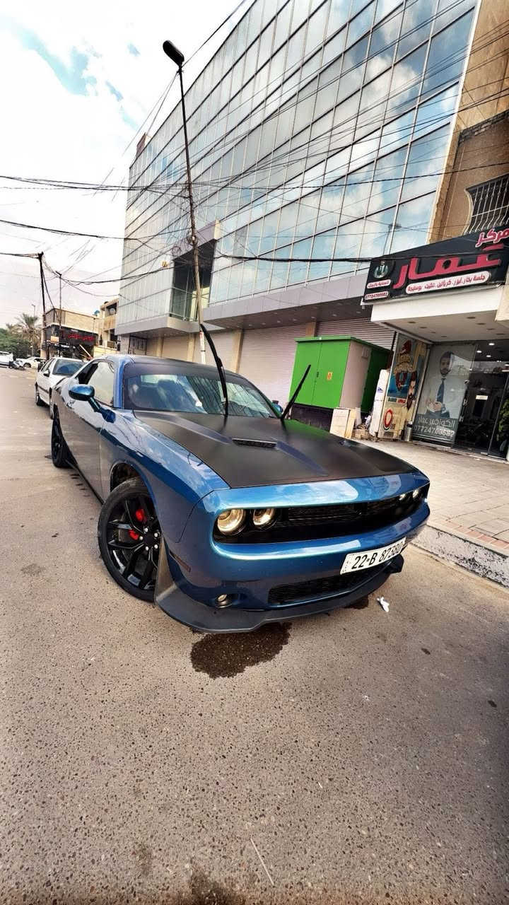 الي يدور جديد ومميز ولون بحري
***********

دوج جالنجر 2021

مكينه ٣٦٠٠ ،،

تو ويل ،،

شاشه كبيره ،،

كامره ،،حساس ،،

مقاعد جلد،، 

كراسي اماميه كهرباء ،،

تشغيل عن بعد ،،

فول عدا الفتحه 

السياره فقط جاملغ ايمن بارد بدون دواخل بدون شواصي بدون لغد 

سياره احلى من الصور شرط 

مكاني بغداد شارع فلسطين
