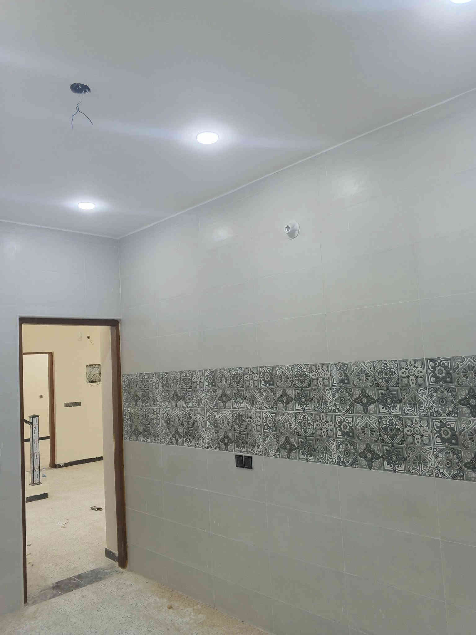 بيت للبيع ركن على ساحة خضراء وشارع 20 مساحة 160 متر 
في منطقة #حي_الحوراء (زين القوس ) قرب الحشد 
🔴#السعر 125 مليون 

بناء حديث غير مسكون يتكون من طابقين:

#الطابق_الأول مكون من ( استقبال+ مطبخ+ صاله+ غرف نوم عدد 2 + صحيات داخليه وخارجية+ منور يحتوي على باب مطل على الشارع الثاني)

#الطابق_الثاني غير كامل مكون من ( 3 غرف نوم + صالة + صحيات+ سطح ثاني) 

للتواصل مراسلة الصفحة أو الاتصال:
📍***********
