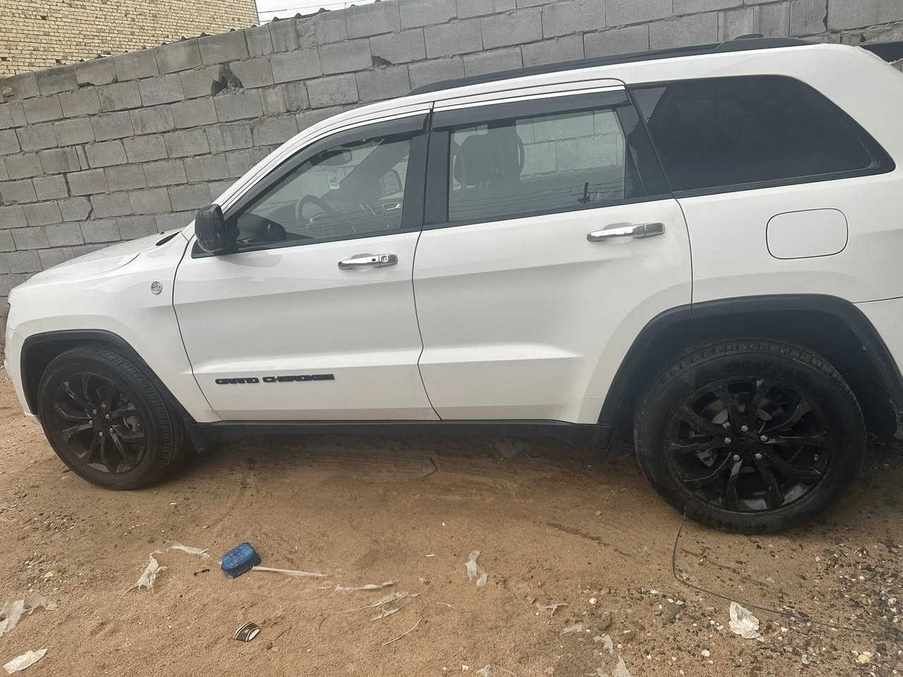 جيب كراند شيروكي مديل 2018 وارد امريكي كفاله كير محرك حداده اماميه وخلفيه جنطه كهرباء تشغيل عن بعد توقف ذاتي بريك طوارئ حساسات خلفيه ومبدل بساتم 2014 يعني انسى لدوانز الضرر جاملق الخلفي مصبوغ رقم بصره مميز  السعر 225 وبيها مجال قليل***********
