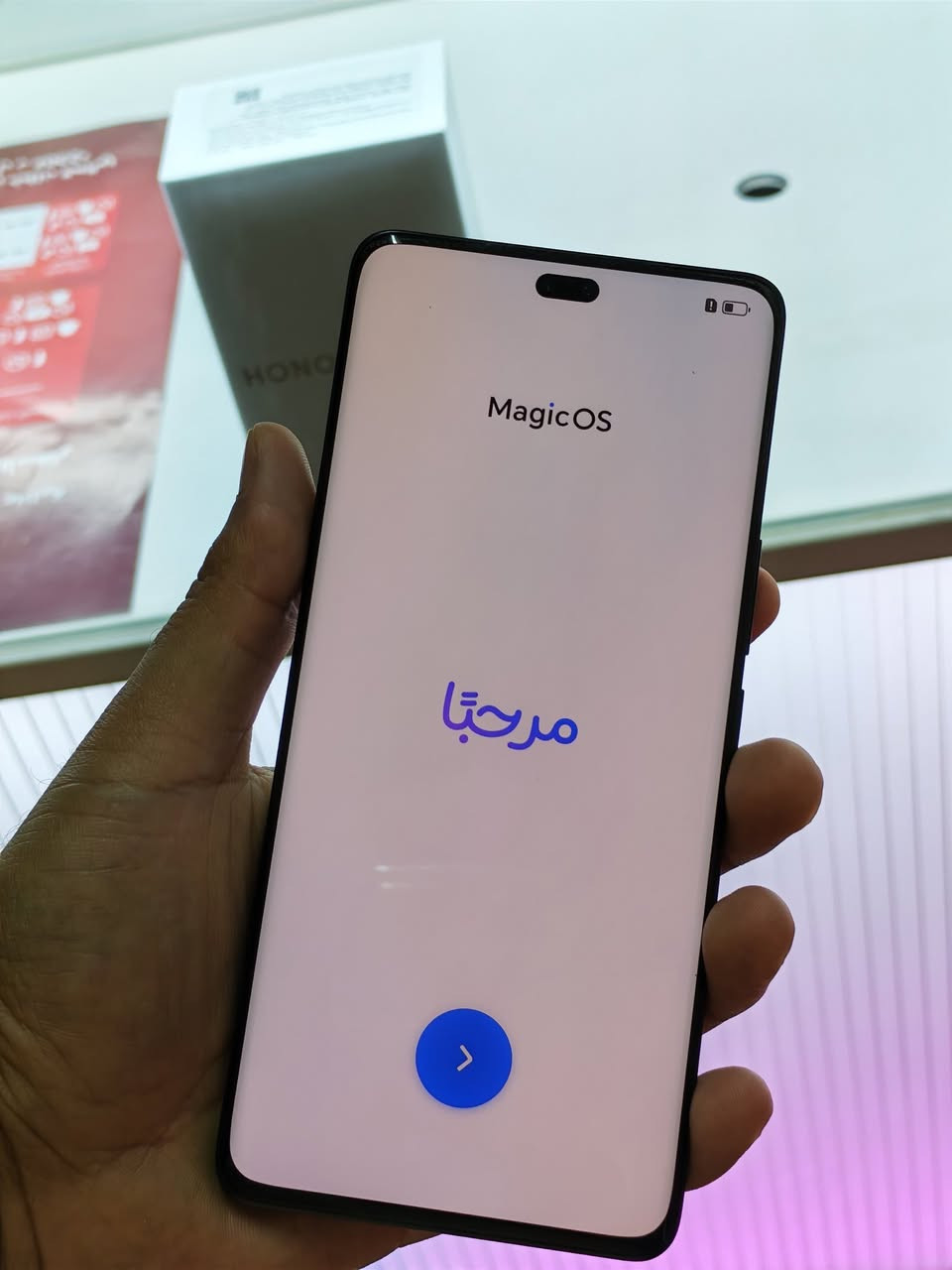 الشاشة: من نوع OLED بحجم 6.78 بوصة، بدقة 2700 × 1224 بكسل، وتدعم معدل تحديث عالٍ.
هونر 200 برو 

المعالج: Qualcomm Snapdragon 8s Gen 3 (ثماني النواة)،
​الذاكرة والتخزين: ذاكرة عشوائية (RAM) سعة 12 جيجابايت، ومساحة تخزين داخلية سعة 512 جيجابايت.
​الكاميرات:
​الخلفية: ثلاثية (50 ميجابكسل رئيسية + 50 ميجابكسل تليفوتو للتقريب + 12 ميجابكسل واسعة الزاوية)، وتدعم تقنيات الذكاء الاصطناعي ووضع Harcourt للبورتريه.
​الأمامية: 50 ميجابكسل.
​البطارية والشحن: سعة 5200 مللي أمبير، تدعم الشحن السلكي فائق السرعة بقدرة 100 واط، والشحن اللاسلكي بقدرة 66 واط.
​نظام التشغيل: MagicOS 8.0 المبني على أندرويد 14.


**إذا كنت صاحب هذا الإعلان وتريد حذفه لأي سبب، رجاءا أرسل رسالة إلى الدعم الفني**