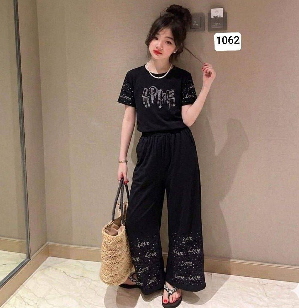 #مـــوديلات_مــــحـــرم
سعر  الدرزن : 74 الف  
القياس   :  5 الى 14 سنة  
🖤سواد فاحم 🖤


**إذا كنت صاحب هذا الإعلان وتريد حذفه لأي سبب، رجاءا أرسل رسالة إلى الدعم الفني**