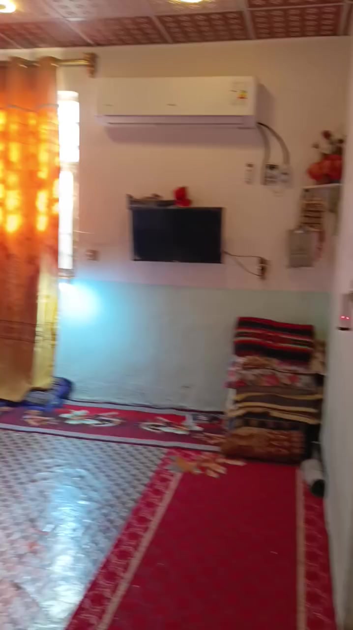 دار في حي الرحمه مساحه 180متر ثلاث غرف وصاله ومطبخ وستقبال صحيات داخليه وخارجيه قبل شارع العرض شارع عريض12متر السعر 78وبي مجال ***********
