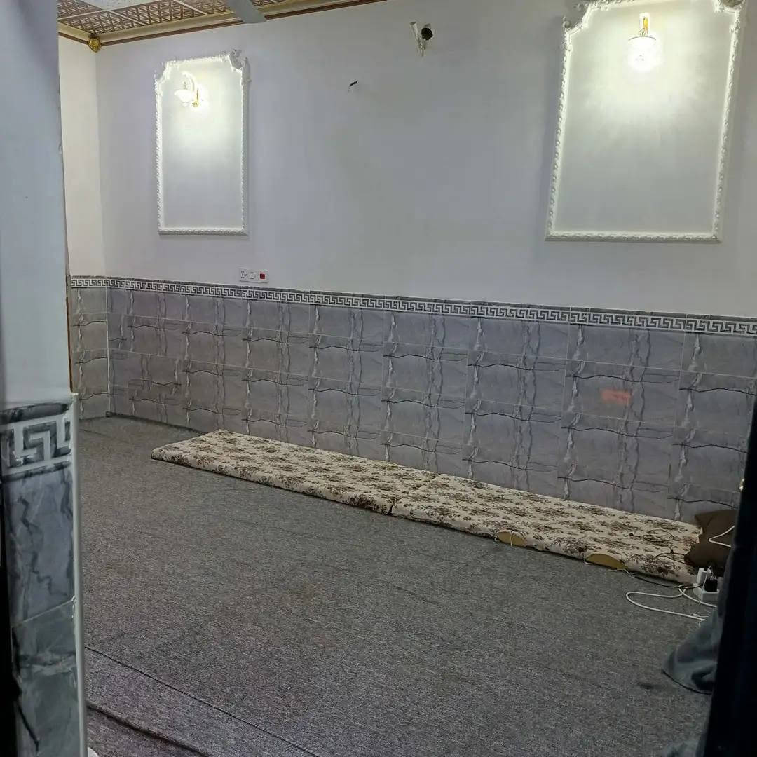 بيت لبيع او مراوس حسب القناعه مع الفرق  البيت مساحته 140 بنيان جديد  طابوق جموهري  والسكف صبابه وسراميك وسكف ثانوي  البيت بي غرفتين وصاله واستقبال ومطبخ ومكشوفه وتخاريج داخليه وخارجيه  البيت عالي عن الشارع  الفرع عرظه 10 متر  عنوانه شارع مطار جديد خلف مول جدو وره العلويات  سعره 65   وبي مجال قليل اي ستفسار خاص او واتساب ***********
