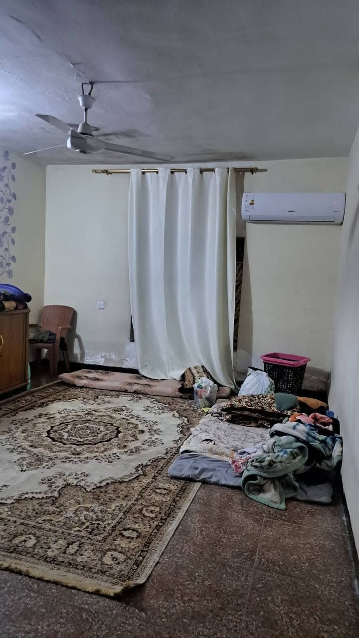 مساحه 300 متر
بيت طابقين كلو سيراميك 
5 غراف نوم +صاله عدد 2 حيل كبار +مضيف خطار كلش كبير +3حمام 
مساحه طرمه خير من الله +حديقه 
بس شراي يتصل اذا مو شراي لا تتصل 
سعر 150 وبي مجال 
***********
