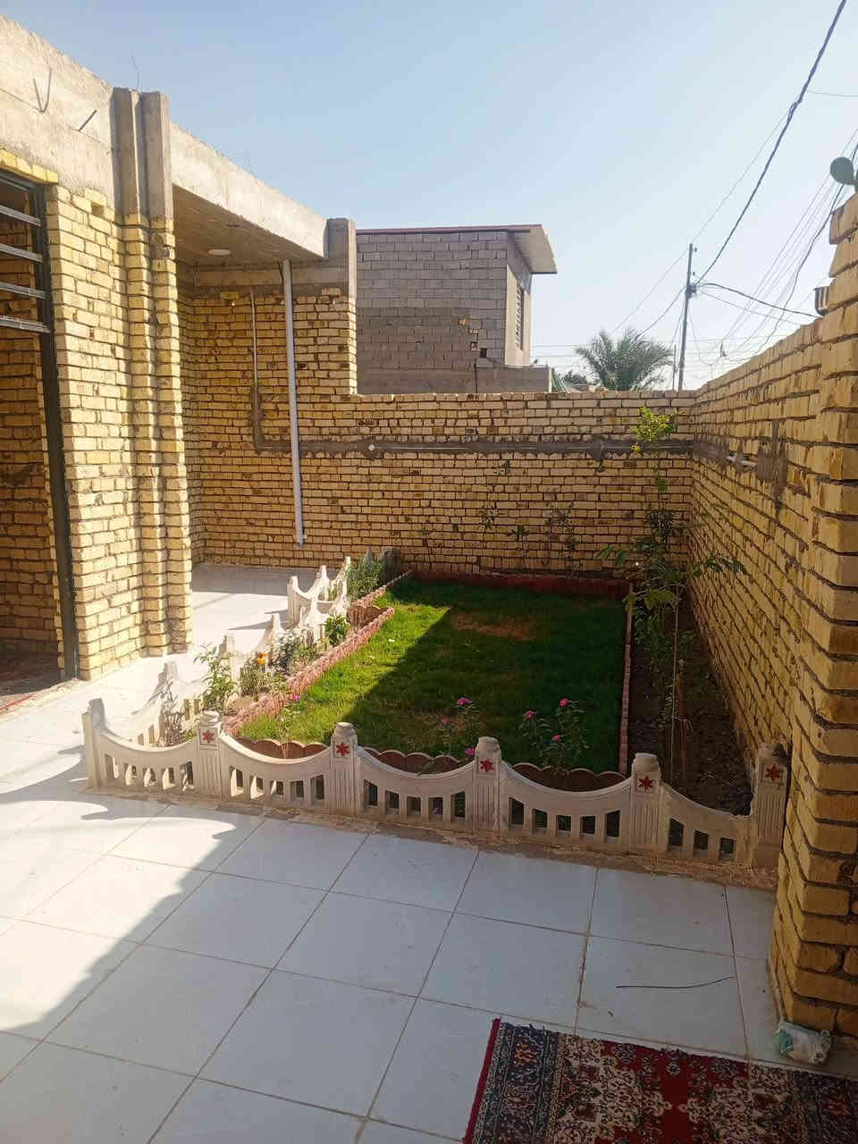 السلام عليكم بيت للبيع كوت حي الحكيم نزلت علي الامير مساحه 200 يبعد عن الشارع 150 متر***********
